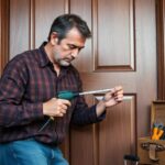 Cómo arreglar una chapa de puerta que no gira